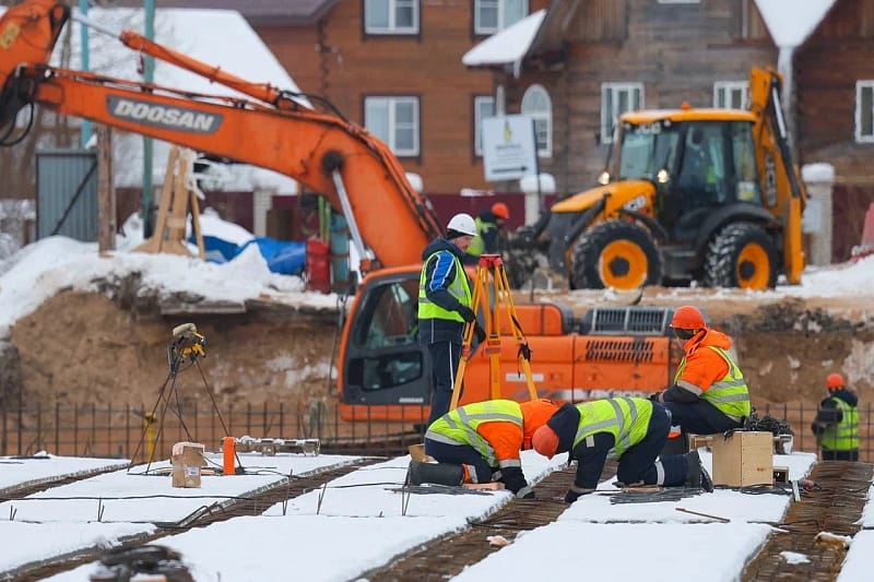 Архангельская область: в работах по капремонту моста через реку Вель задействовано около 40 человек